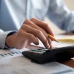 Jak zdecydować się na zakład pogrzebowy? Poradnik dla osób w żałobie.